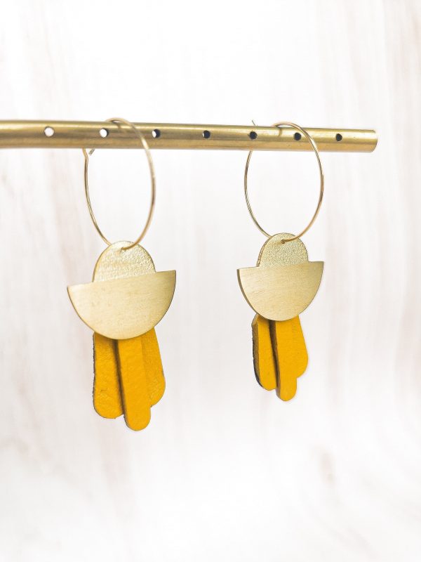 Créoles_luna_doré_plaqué_or_recyclé_cuir_chute_recyclé_jaune (2) Créoles LUNAI