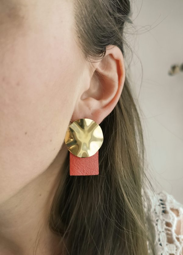 Boucles d6oreilles modulables en laiton doré à l'or fin et en cuir_Myosa_1 Boucles d'oreilles modulables en laiton doré à l'or fin et en cuir - Myosa