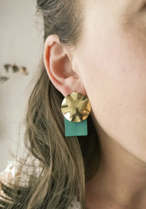 Boucles d'oreilles modulables en laiton doré à l'or fin et en cuir_Myosa_14 Boucles d'oreilles modulables en laiton doré à l'or fin et en cuir - Myosa