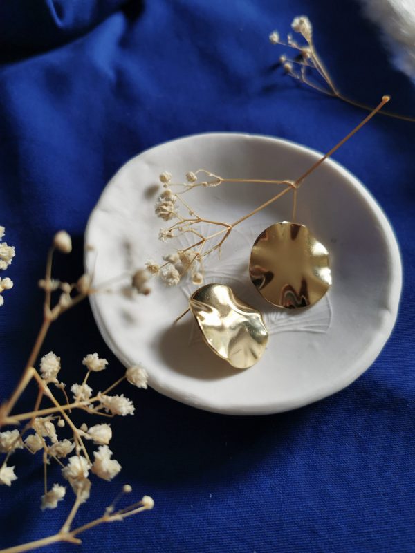 Boucles d'oreilles rondes dorées en laiton et or recyclé_Myosotis_3 Boucles d'oreilles rondes dorées en laiton et or recyclé - Myosotis