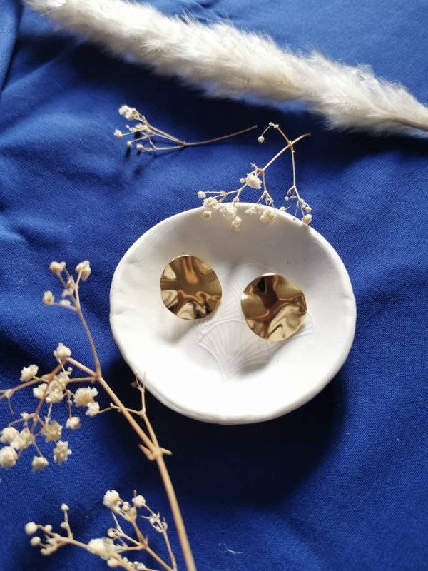 Boucles d'oreilles rondes dorées en laiton et or recyclé_Myosotis_4 Boucles d'oreilles rondes dorées en laiton et or recyclé - Myosotis