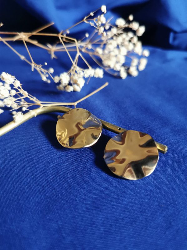 Boucles d'oreilles rondes dorées en laiton et or recyclé_Myosotis_5 Boucles d'oreilles rondes dorées en laiton et or recyclé - Myosotis