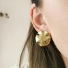 Boucles d'oreilles rondes dorées en laiton et or recyclé_Myosotis_7 Boucles d'oreilles rondes dorées en laiton et or recyclé - Myosotis