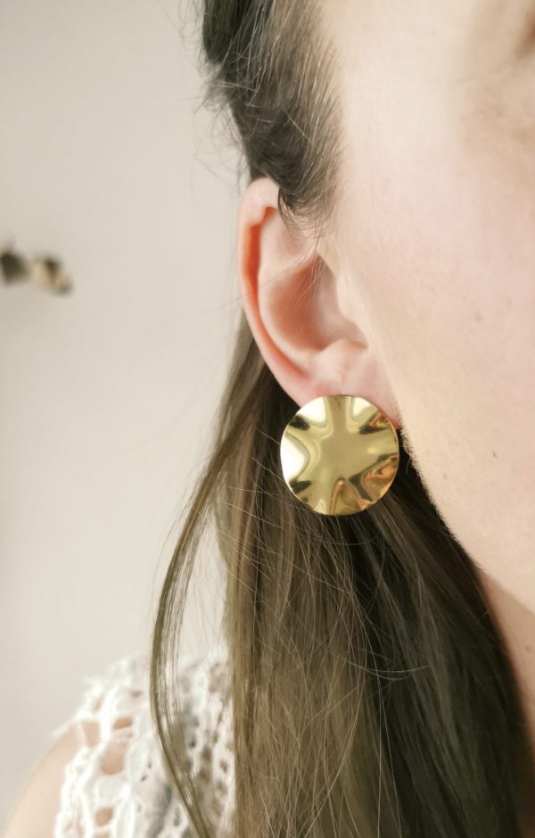 Boucles d'oreilles rondes dorées en laiton et or recyclé_Myosotis_7 Boucles d'oreilles rondes dorées en laiton et or recyclé - Myosotis