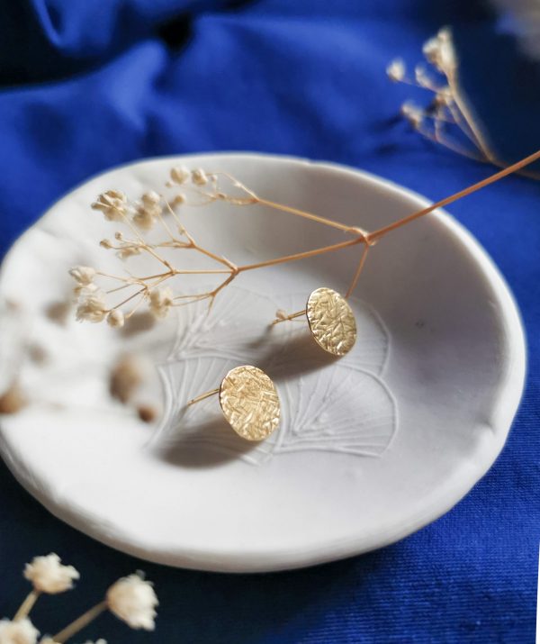 Boucles d'oreilles rondes petites dorées à l'or fin recyclé - Lys_2 Boucles d'oreilles rondes petites dorées à l'or fin recyclé - Lys