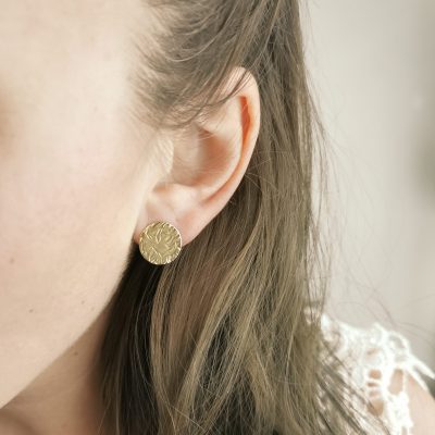 Boucles d'oreilles rondes petites dorées à l'or fin recyclé - Lys_4 Boucles d'oreilles rondes petites dorées à l'or fin recyclé - Lys